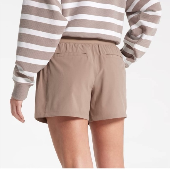 Pre-owned CALLA Women's TrueLight Seamed Mid Rise Shorts, Size L - Picture 7 of 7